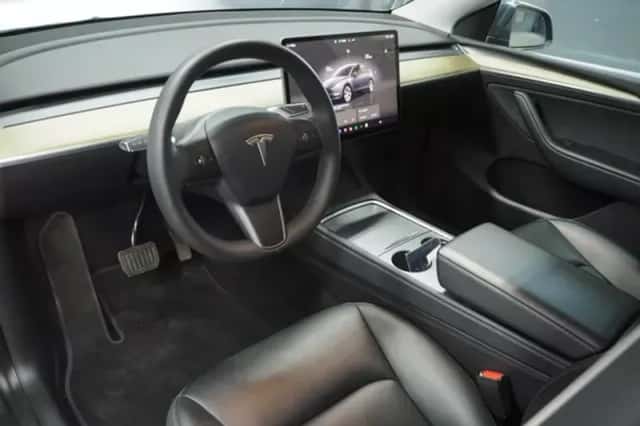Tesla Model Y (2023) thumbnail 5