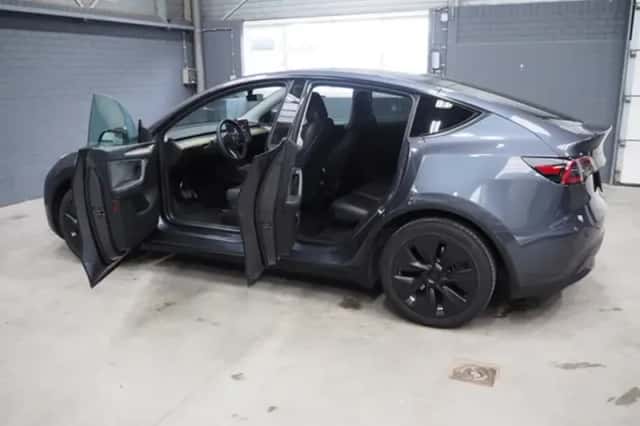 Tesla Model Y (2023) thumbnail 6