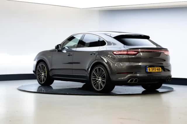 Porsche Cayenne (2021) thumbnail 2
