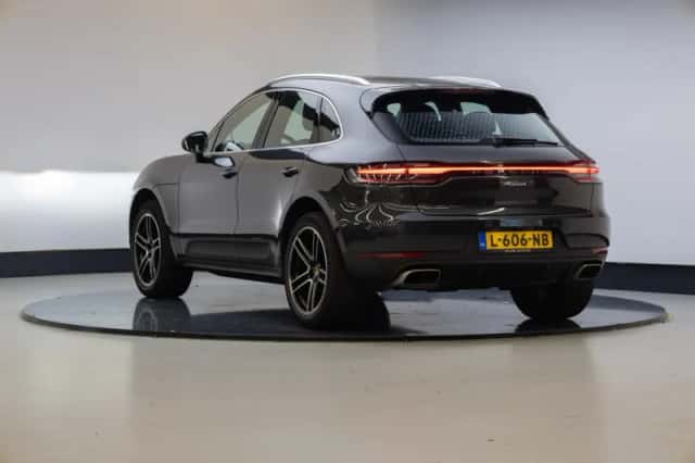 Porsche Macan (2020) thumbnail 2