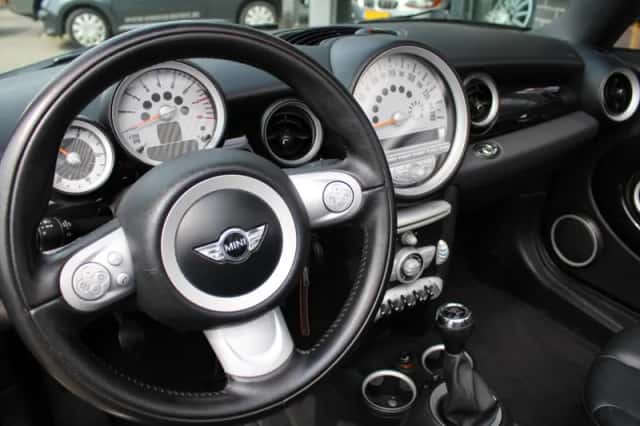 MINI Cabrio (2010) thumbnail 6