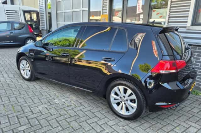 Volkswagen Golf (2017) thumbnail 2