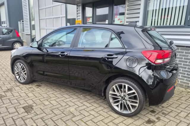 Kia Rio (2022) thumbnail 2
