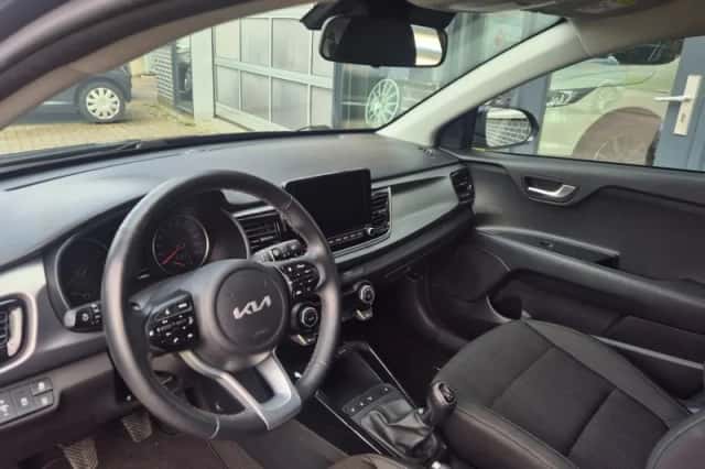 Kia Rio (2022) thumbnail 3