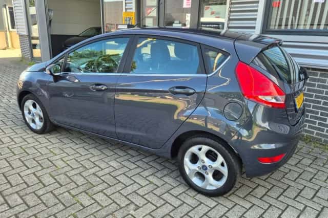 Ford Fiesta (2011) thumbnail 2