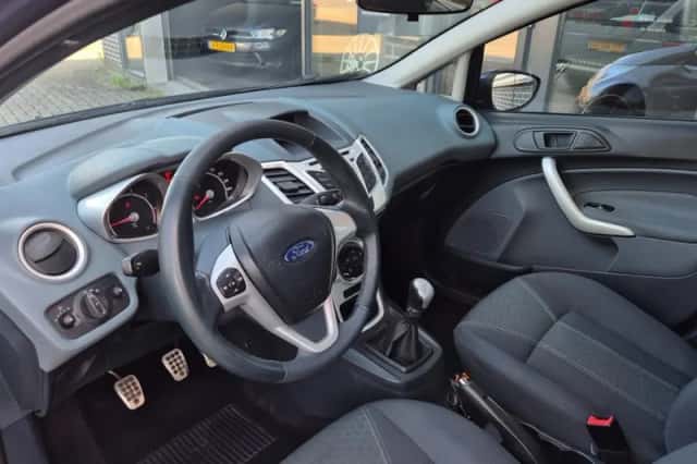 Ford Fiesta (2011) thumbnail 3