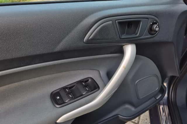Ford Fiesta (2011) thumbnail 4
