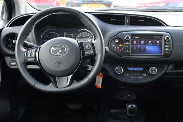 Toyota Yaris (2017) thumbnail 3