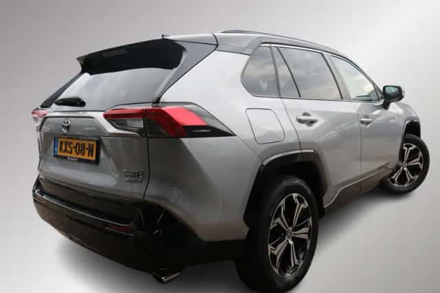 Toyota RAV4 (2021) thumbnail 2