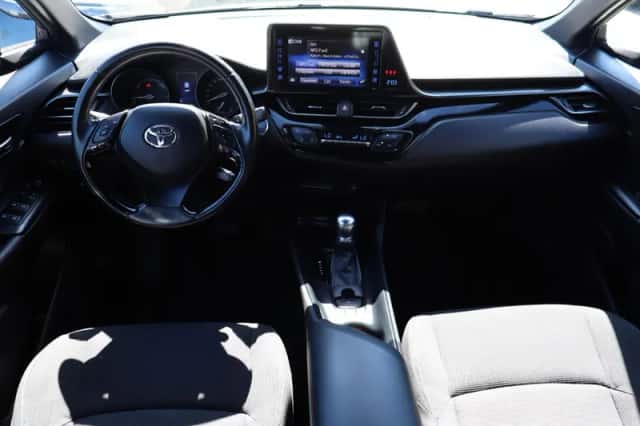 Toyota C-HR (2017) thumbnail 3