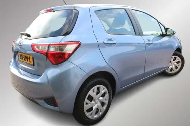 Toyota Yaris (2017) thumbnail 2