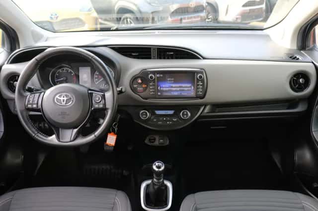 Toyota Yaris (2017) thumbnail 3