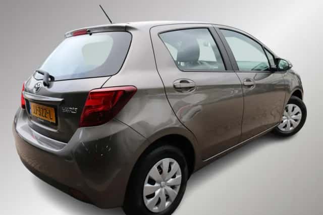 Toyota Yaris (2016) thumbnail 2