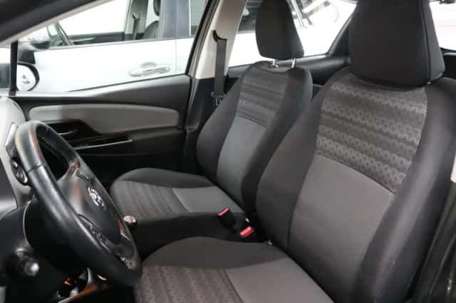 Toyota Yaris (2016) thumbnail 3