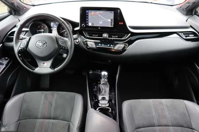 Toyota C-HR (2023) thumbnail 2
