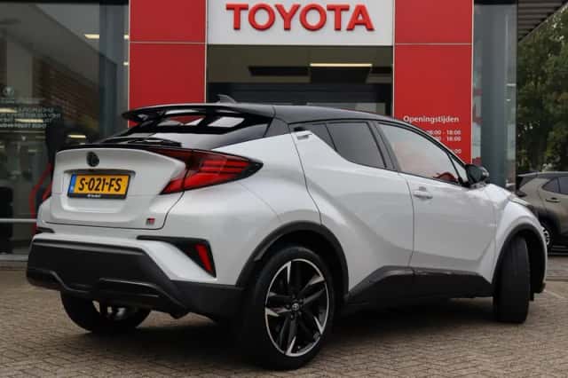 Toyota C-HR (2023) thumbnail 5