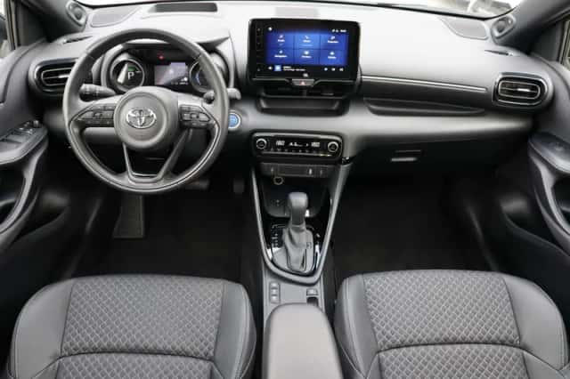 Toyota Yaris (2023) thumbnail 3