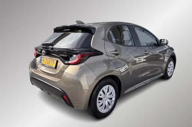 Toyota Yaris (2022) thumbnail 2