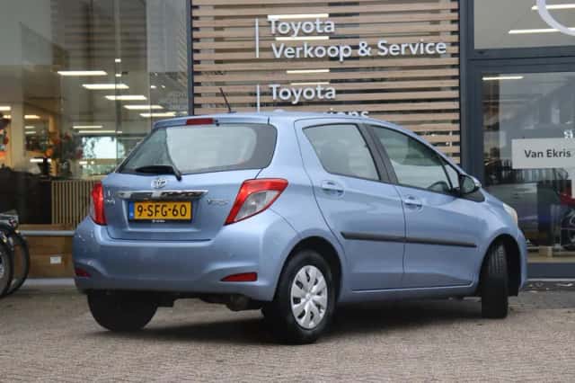 Toyota Yaris (2013) thumbnail 2