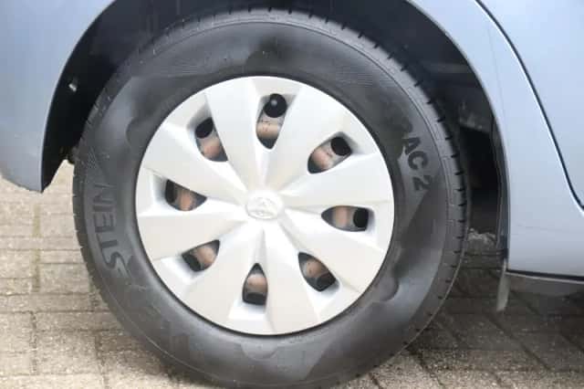 Toyota Yaris (2013) thumbnail 3