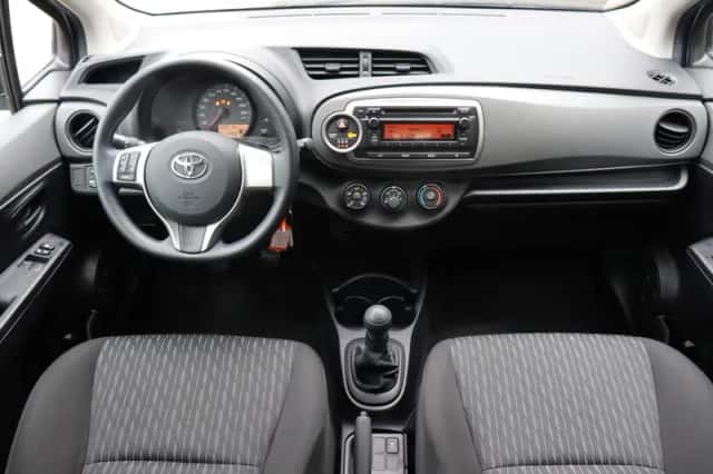 Toyota Yaris (2013) thumbnail 4