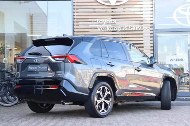 Toyota RAV4 (2023) thumbnail 2