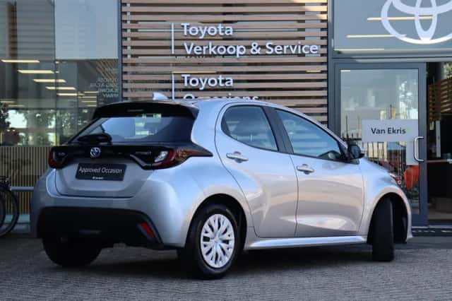Toyota Yaris (2023) thumbnail 2