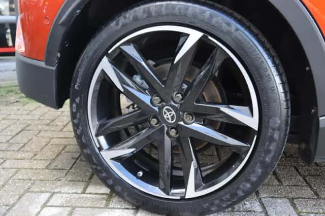Toyota C-HR (2021) thumbnail 3