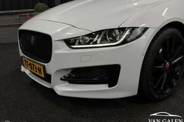 Jaguar XE (2018) thumbnail 2