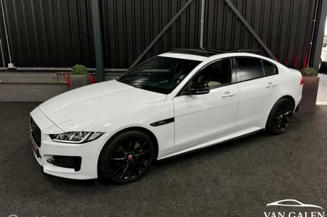 Jaguar XE (2018) thumbnail 3