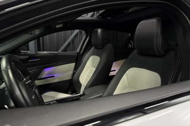 Jaguar XE (2018) thumbnail 5