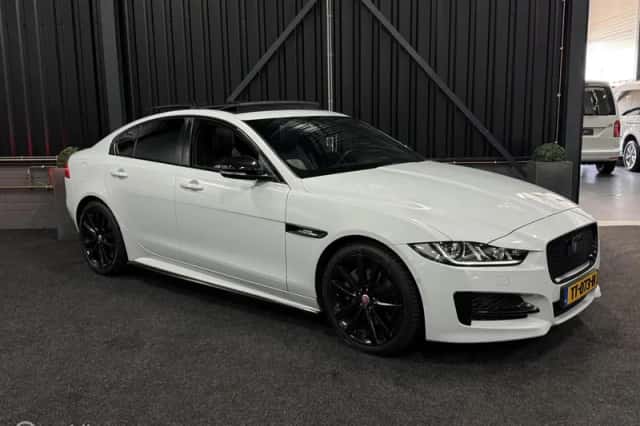 Jaguar XE (2018) thumbnail 6
