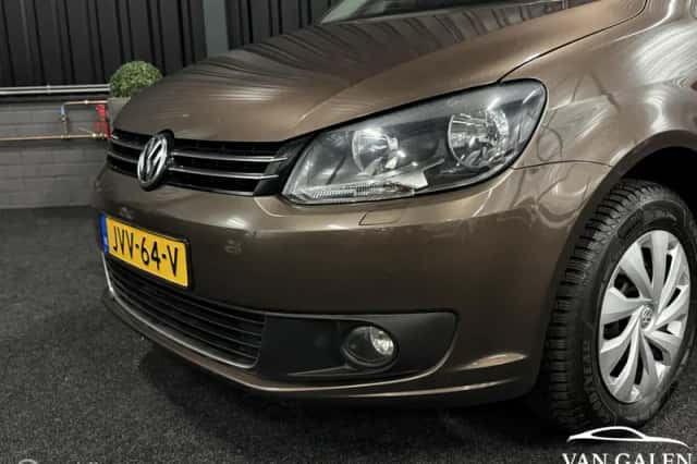 Volkswagen Touran (2011) thumbnail 2