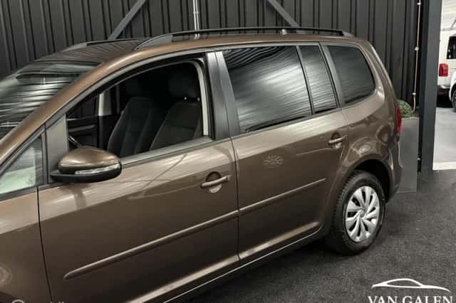 Volkswagen Touran (2011) thumbnail 3
