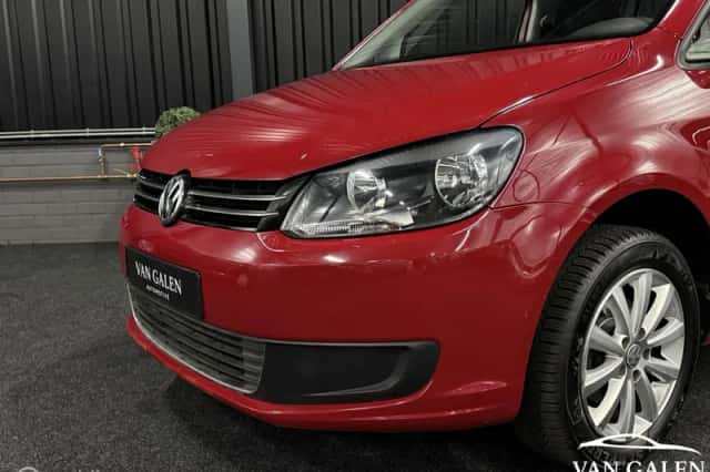Volkswagen Caddy (2011) thumbnail 2