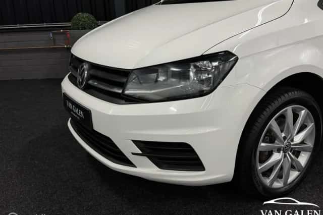 Volkswagen Caddy (2016) thumbnail 2