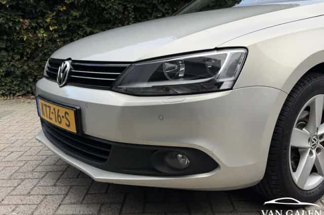 Volkswagen Jetta (2011) thumbnail 2
