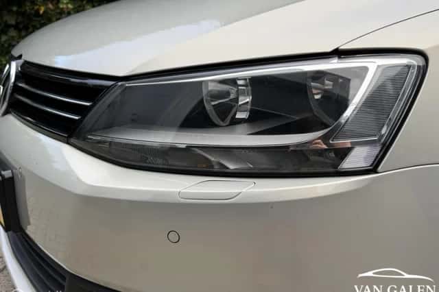 Volkswagen Jetta (2011) thumbnail 3