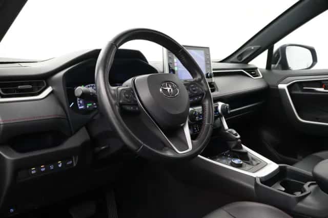 Toyota RAV4 (2021) thumbnail 2