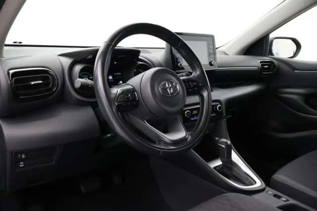 Toyota Yaris (2021) thumbnail 2