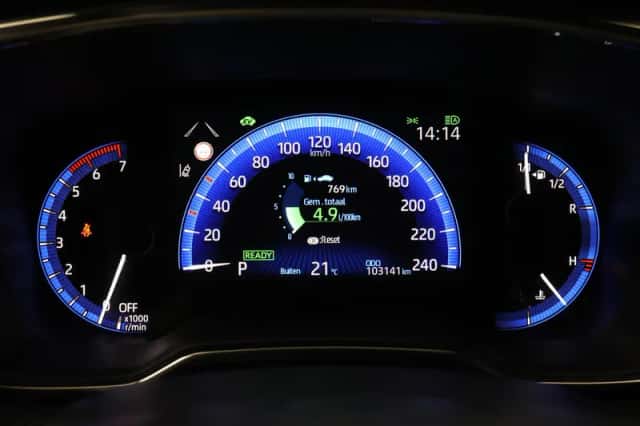 Toyota Corolla (2021) thumbnail 3