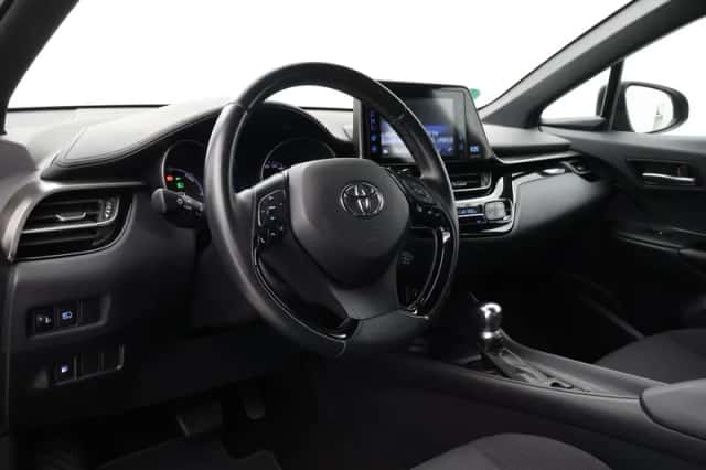 Toyota C-HR (2018) thumbnail 2