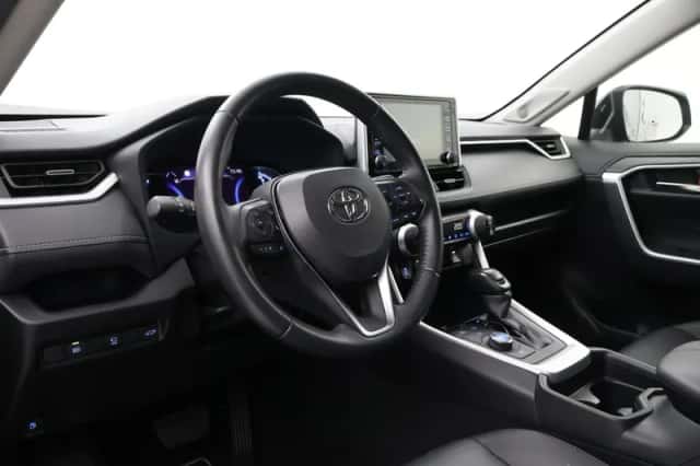 Toyota RAV4 (2021) thumbnail 2