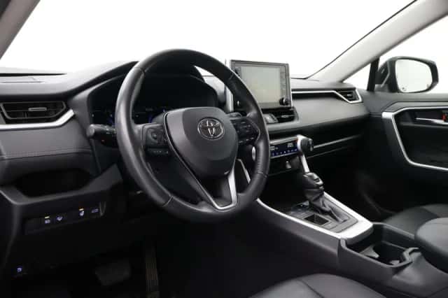 Toyota RAV4 (2021) thumbnail 2