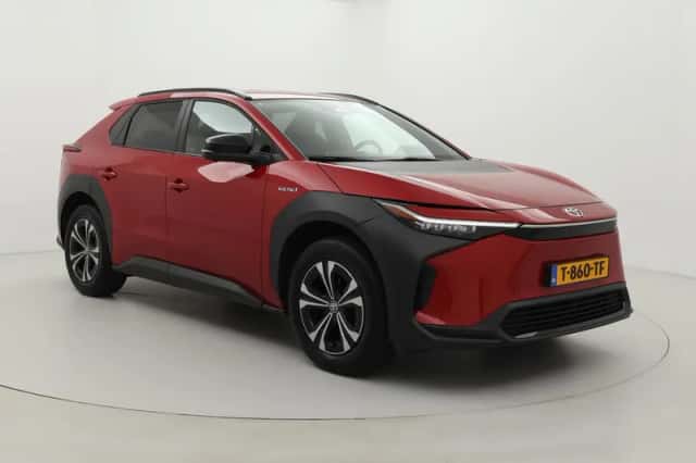 Toyota bZ4X (2023) thumbnail 1