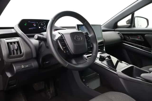 Toyota bZ4X (2023) thumbnail 2