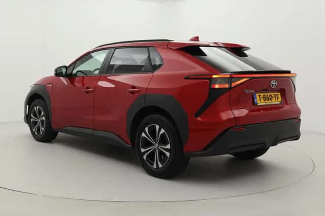 Toyota bZ4X (2023) thumbnail 4