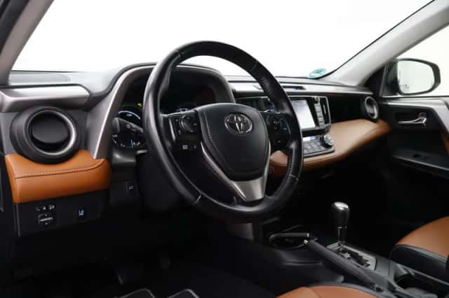 Toyota RAV4 (2017) thumbnail 2