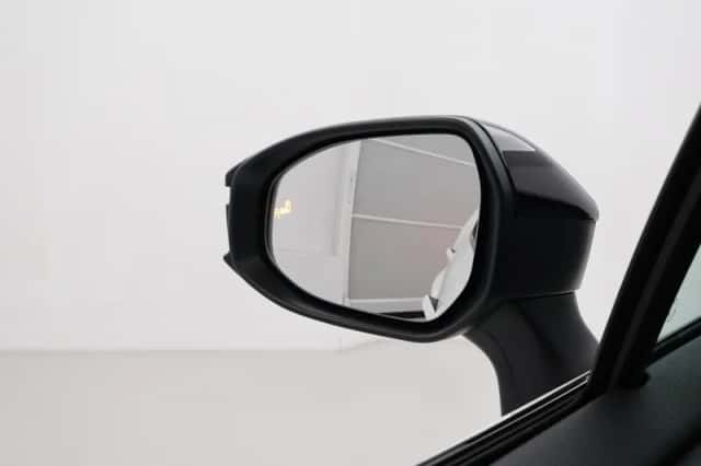 Toyota C-HR (2025) thumbnail 6