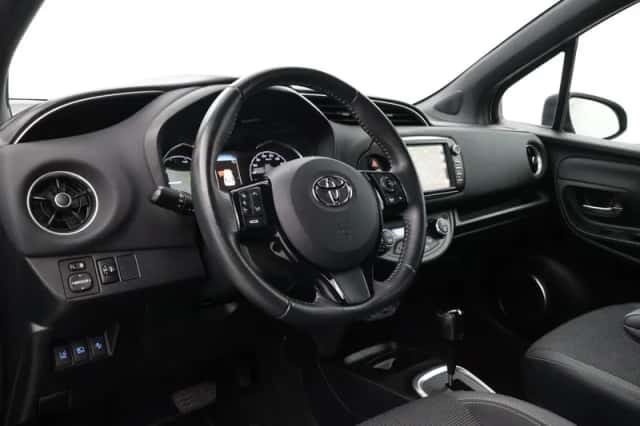 Toyota Yaris (2017) thumbnail 2